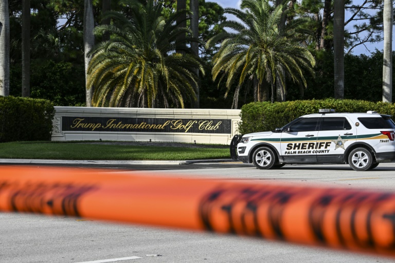 https://d.ibtimes.com/en/full/4548279/street-blocked-outside-trump-international-golf-club-west-palm-beach-florida-september-15.jpg