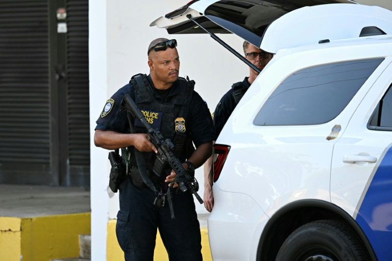 https://d.ibtimes.com/en/full/4548374/security-outside-federal-courthouse-first-court-appearance-man-suspected-plotting.jpg