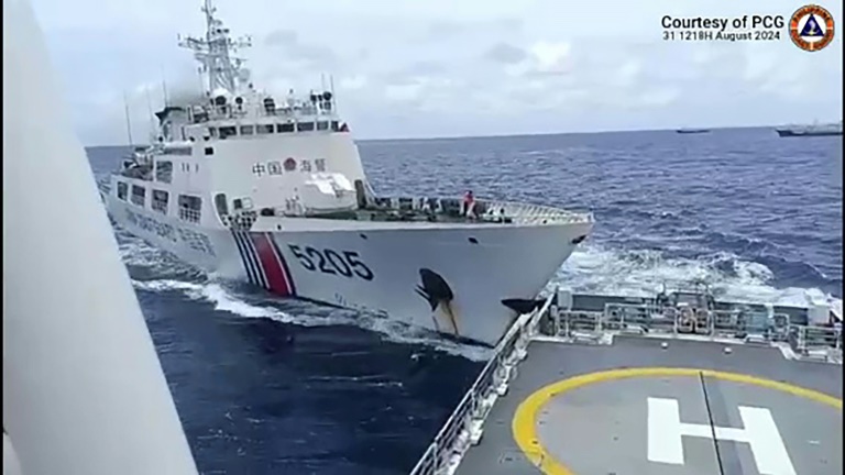 https://d.ibtimes.com/en/full/4548410/there-have-been-frequent-confrontations-betwen-chinese-philippine-coast-guard-ships-near-disputed.jpg