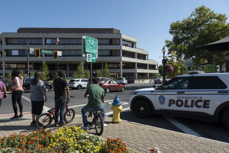 https://d.ibtimes.com/en/full/4548439/people-watch-springfield-police-department-officers-investigate-springfield-city-hall-after-bomb.jpg