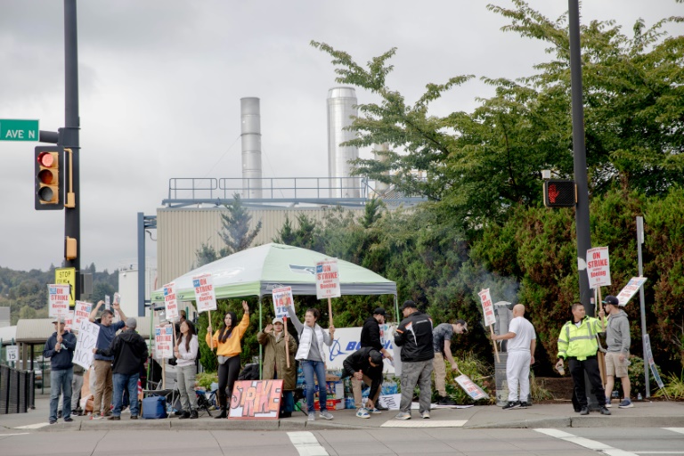 https://d.ibtimes.com/en/full/4548442/striking-boeing-workers-their-supporters-picket-outside-boeing-co-manufacturing-facility.jpg