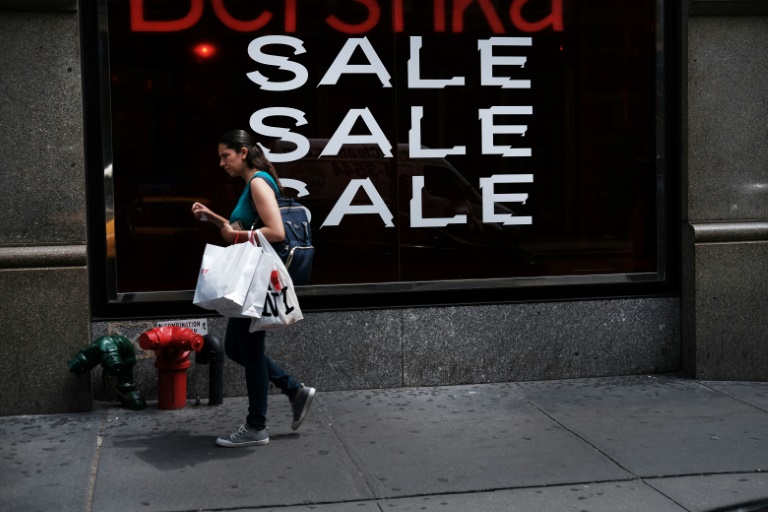 https://d.ibtimes.com/en/full/4548722/forecast-beating-us-retail-sales-data-helped-temper-worries-about-worlds-number-one-economy.jpg