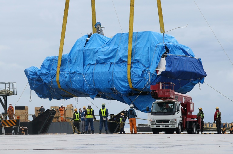 https://d.ibtimes.com/en/full/4548849/crane-lifts-salvaged-kazu-i-abashiri-port-june-1-2022.jpg