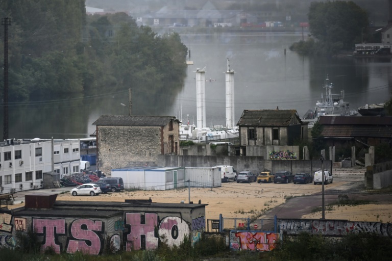 https://d.ibtimes.com/en/full/4549000/fears-over-sea-level-rises-have-scuppered-vast-housing-development-caen-northwestern-france.jpg