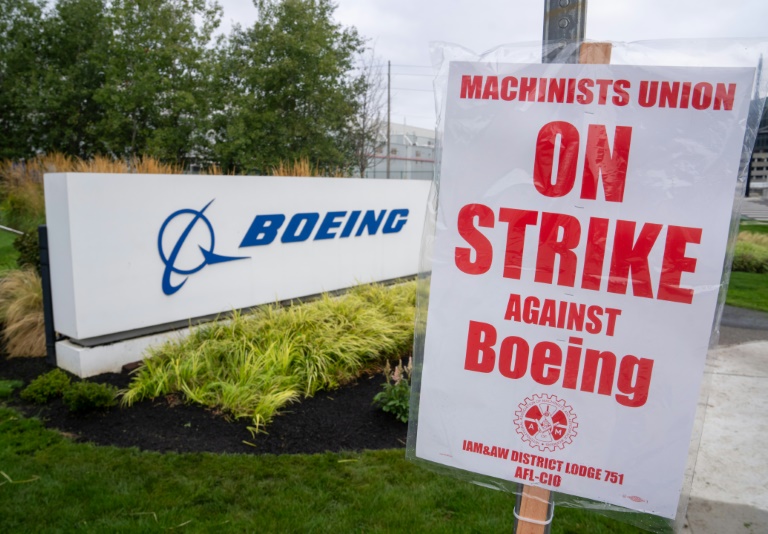 https://d.ibtimes.com/en/full/4549034/workers-have-been-picketing-24-hours-day-outside-boeing-factories-seattle-area-since-late-last.jpg