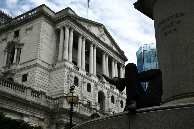 https://d.ibtimes.com/en/full/4549092/bank-england-policymakers-voted-8-1-no-rate-change-having-narrowly-backed-august-cut.jpg