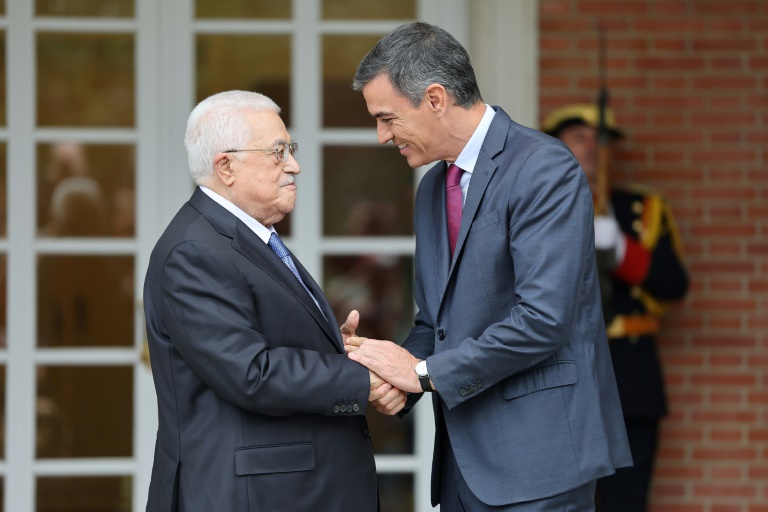 https://d.ibtimes.com/en/full/4549176/spains-prime-minister-pedro-sanchez-welcomed-palestinian-president-mahmud-abbas-madrid.jpg