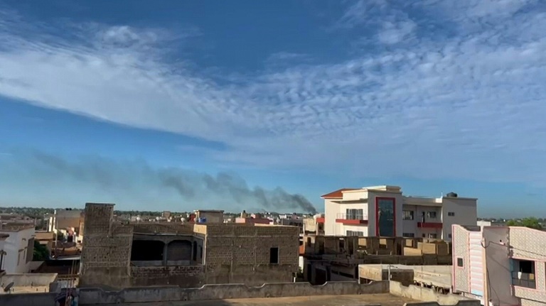 https://d.ibtimes.com/en/full/4549195/volleys-gunfire-interspersed-explosions-broke-out-bamako-around-500-am-0500-gmt-tuesday.jpg