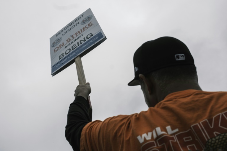 https://d.ibtimes.com/en/full/4549236/striking-boeing-workers-hold-rally-boeing-portland-facility-september-19-2024.jpg