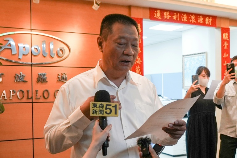 https://d.ibtimes.com/en/full/4549283/hsu-ching-kuang-speaking-reporters-september-18-when-he-denied-his-gold-apollo-company-had.jpg