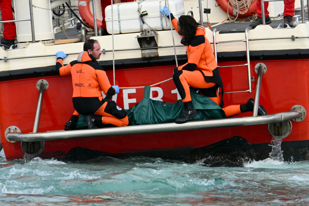 https://d.ibtimes.com/en/full/4549678/superyacht-shipwreck.jpg