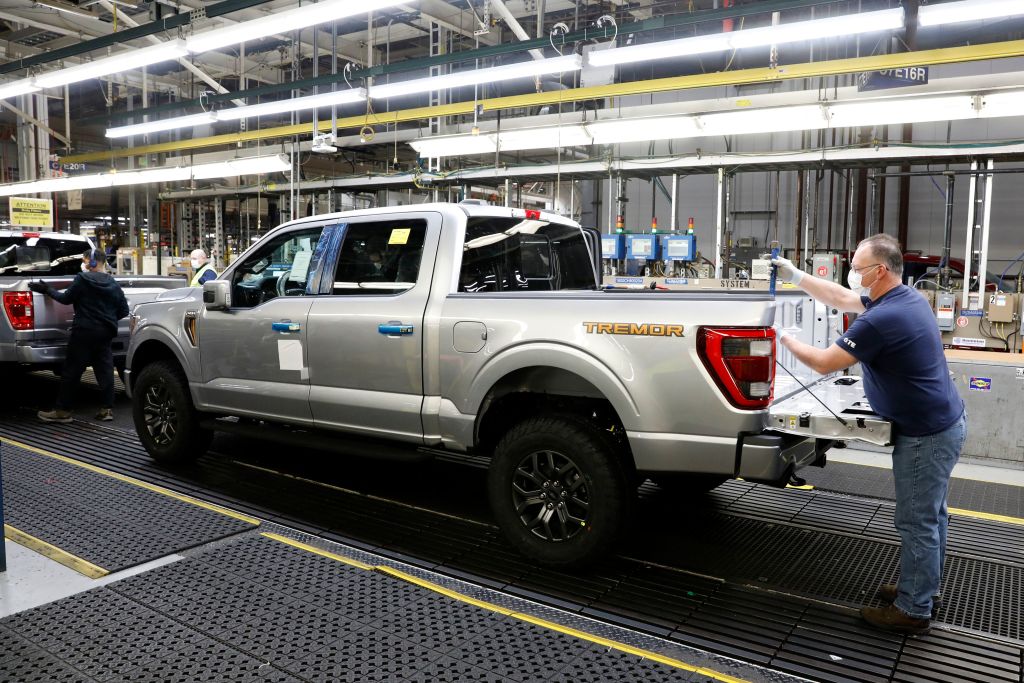 https://d.ibtimes.com/en/full/4549718/ford-factory-worker.jpg