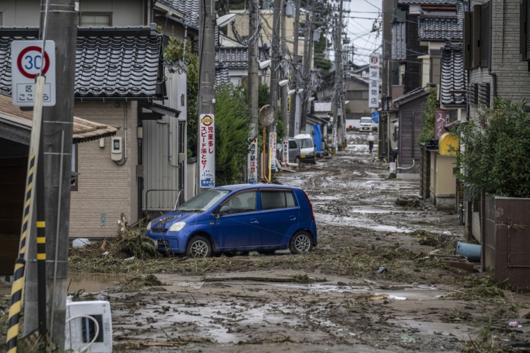 https://d.ibtimes.com/en/full/4549800/stranded-car-seen-mud-covered-road-following-heavy-rain-wajima-city-ishikawa-prefecture.jpg