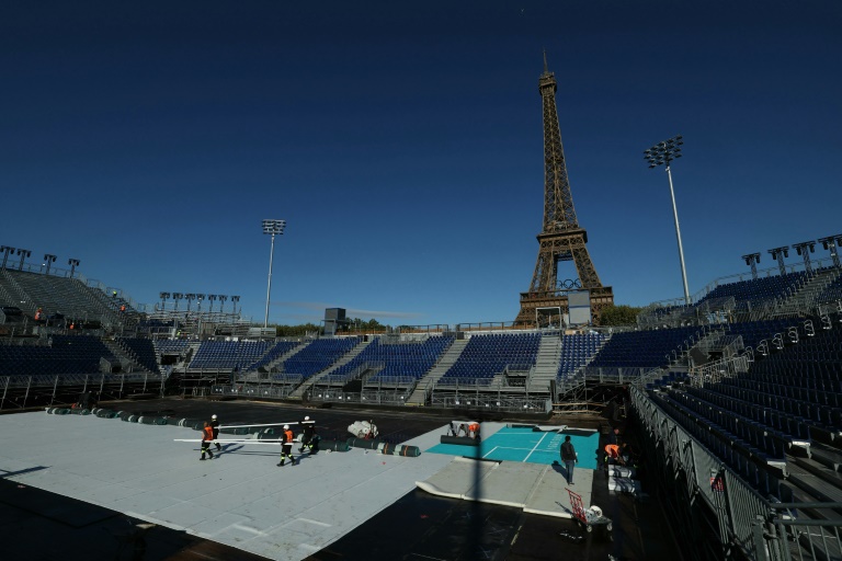 https://d.ibtimes.com/en/full/4549880/french-private-sector-output-returned-contraction-after-shot-arm-olympics.jpg