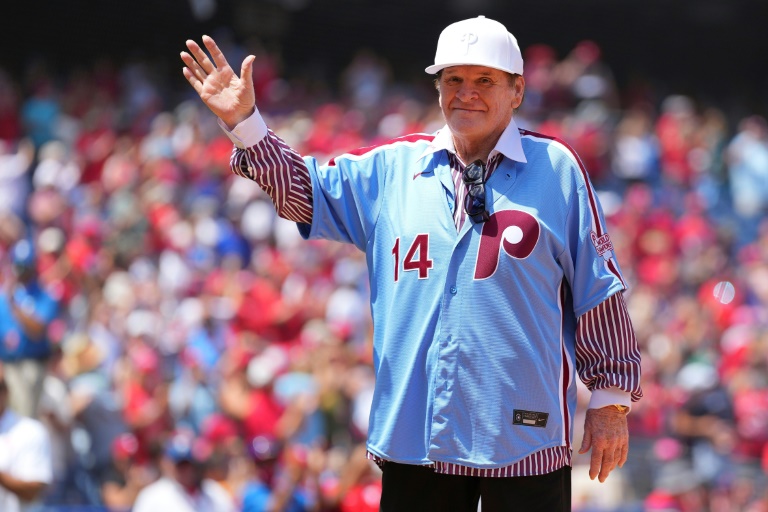 https://d.ibtimes.com/en/full/4550974/baseball-legend-pete-rose-acknowledges-crowd-during-game-between-philadelphia-washington.jpg