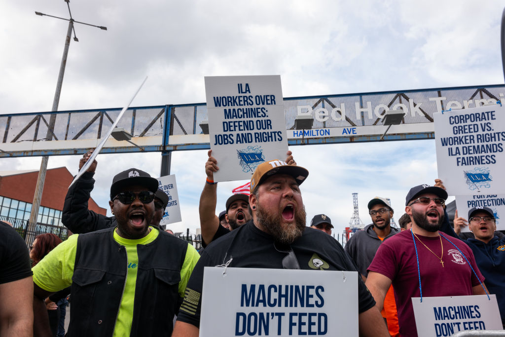 https://d.ibtimes.com/en/full/4551227/striking-dockworkers.jpg