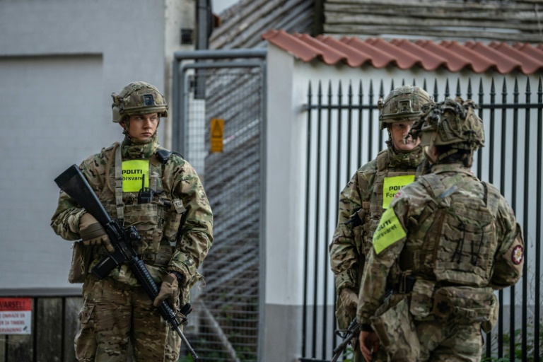 https://d.ibtimes.com/en/full/4551429/danish-military-police-guard-israeli-embassy-copenhagen-after-two-blasts-went-off-nearby.jpg