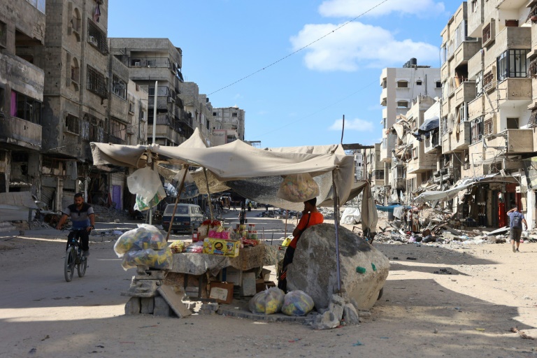 https://d.ibtimes.com/en/full/4551677/street-vendor-sells-food-items-gaza-city-october-2-2024-amid-ongoing-war-between-israel-hamas.jpg