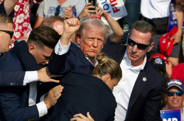 https://d.ibtimes.com/en/full/4552004/republican-presidential-candidate-donald-trump-ducked-down-secret-service-agents-flooded-stage.jpg