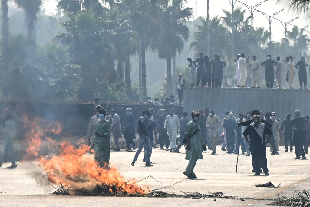 https://d.ibtimes.com/en/full/4552110/pakistan-protesters.jpg