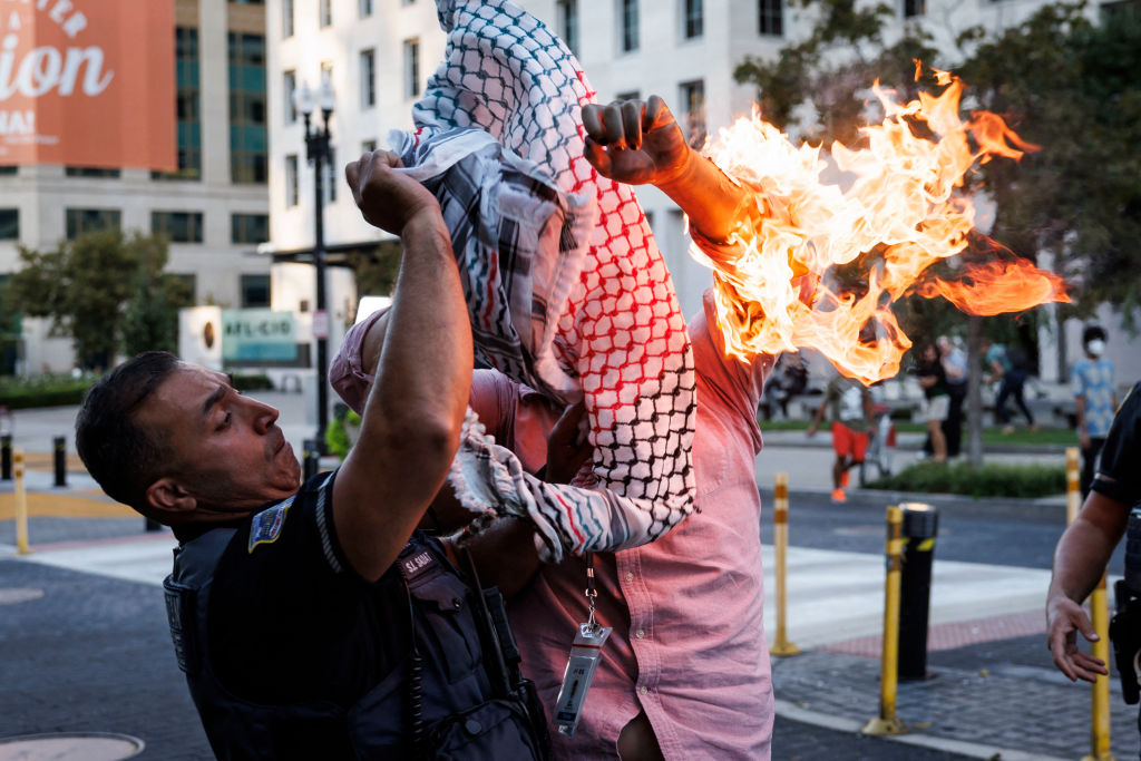 https://d.ibtimes.com/en/full/4552205/protester-fire.jpg