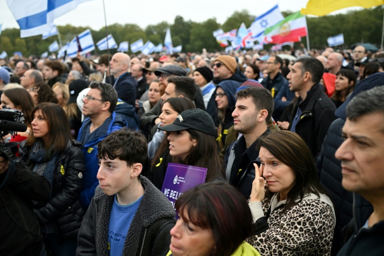 https://d.ibtimes.com/en/full/4552244/commemorations-marking-first-anniversary-october-7-2023-attack-israel-drew-thousands-london.jpg