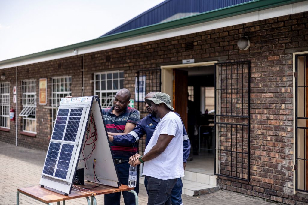 https://d.ibtimes.com/en/full/4552257/african-electricians.jpg