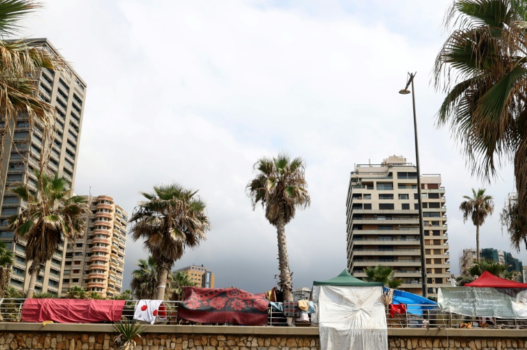 https://d.ibtimes.com/en/full/4552550/makeshift-tents-shelter-displaced-people-along-beiruts-seafront.jpg