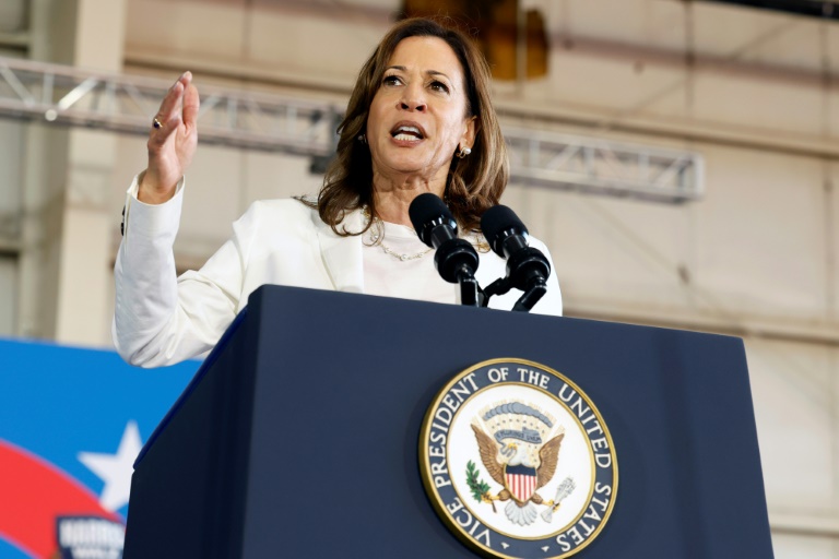 https://d.ibtimes.com/en/full/4552707/kamala-harris-winning-over-latinos-pennsylvania.jpg