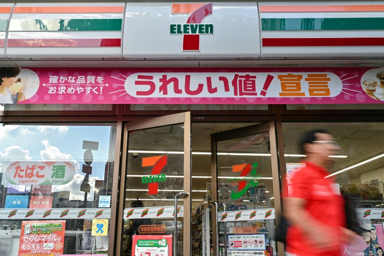 https://d.ibtimes.com/en/full/4552892/people-across-japan-use-7-eleven-stores-one-stop-shop-buy-anything-egg-sandwiches-concert.jpg