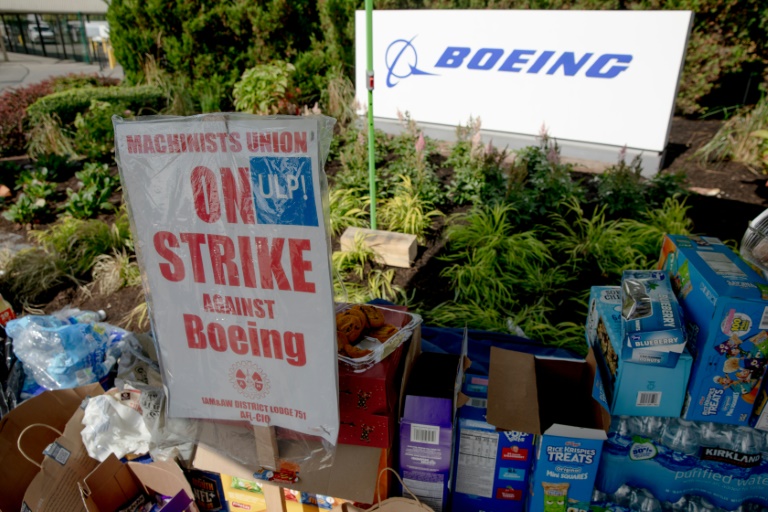 https://d.ibtimes.com/en/full/4552901/shortly-after-strike-started-last-month-boeing-co-workers-supporters-set-striking-station.jpg