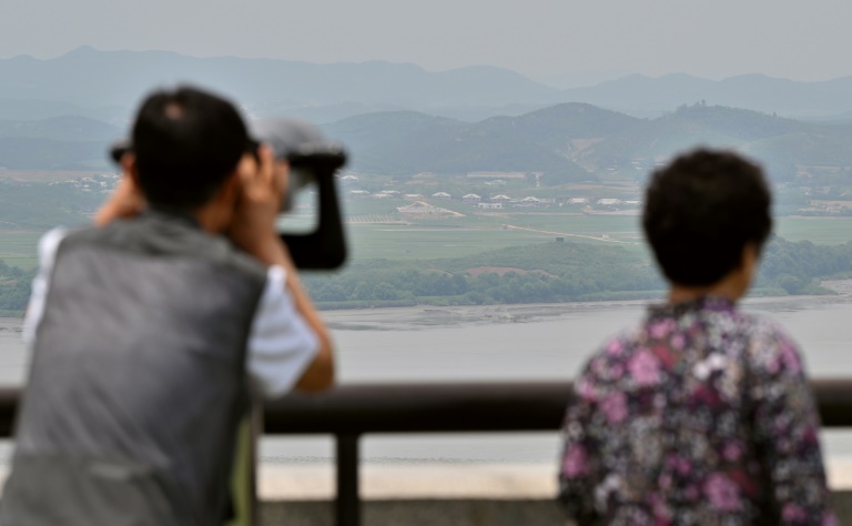 https://d.ibtimes.com/en/full/4552924/visitors-use-binoculars-view-north-korean-side-demilitarised-zone-that-divides-two-koreas.jpg