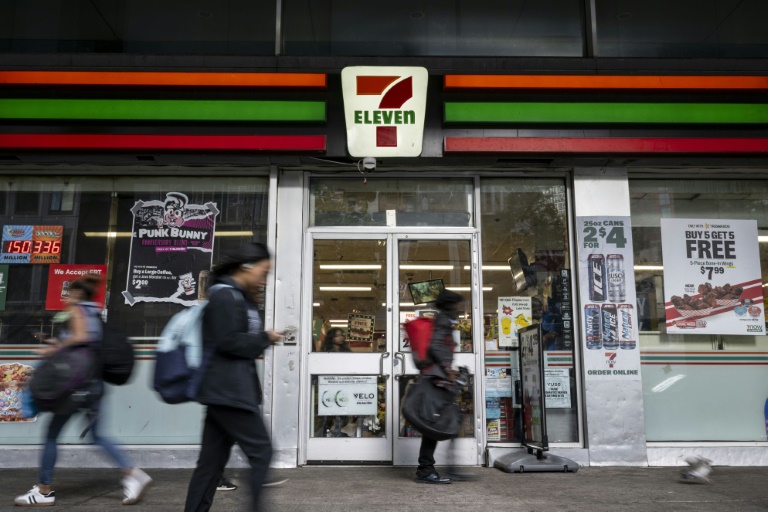 https://d.ibtimes.com/en/full/4553177/7-eleven-worlds-biggest-convenience-store-chain.jpg