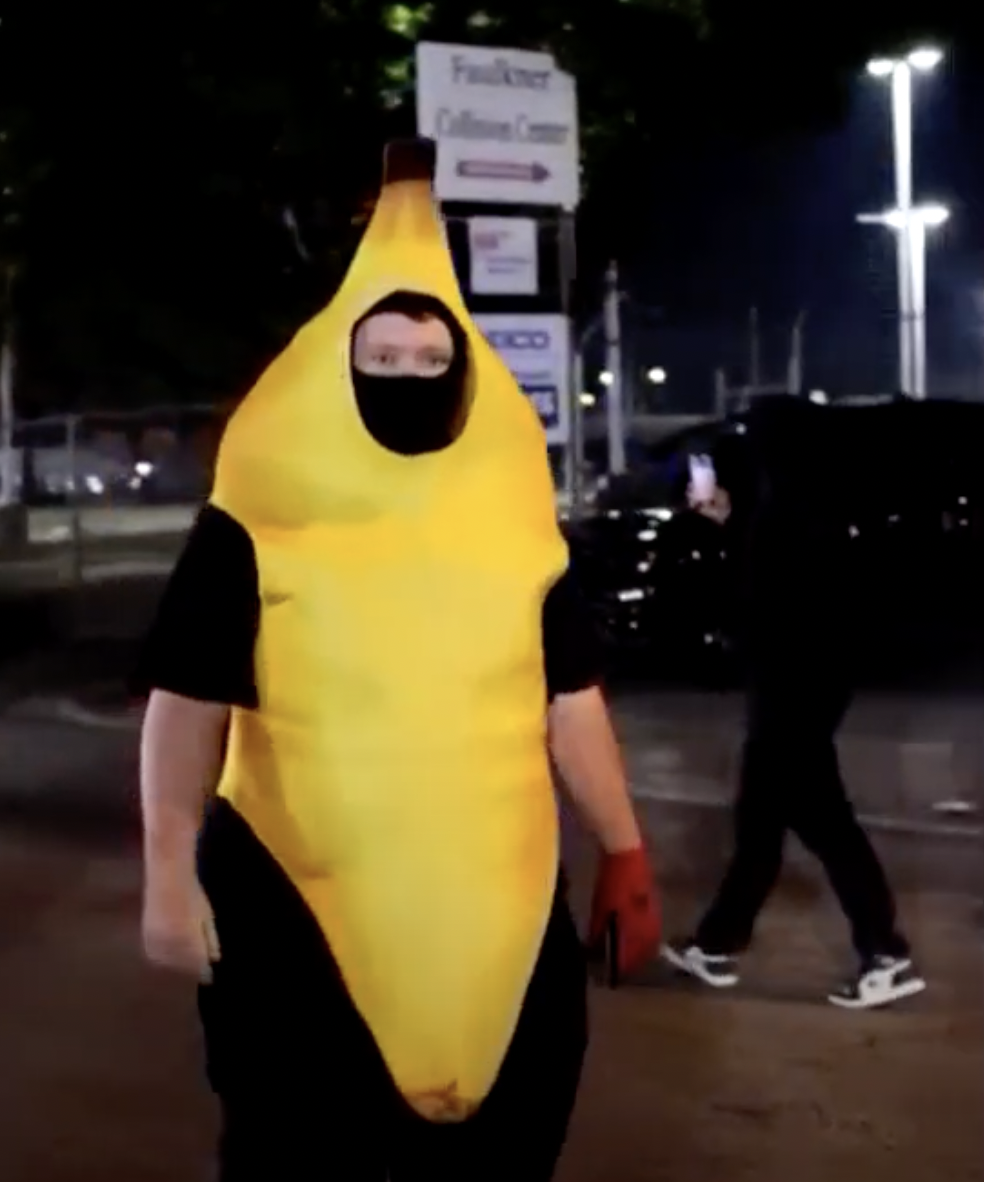 https://d.ibtimes.com/en/full/4553223/police-arrest-man-seen-wearing-banana-costume-during-illegal-philadelphia.png