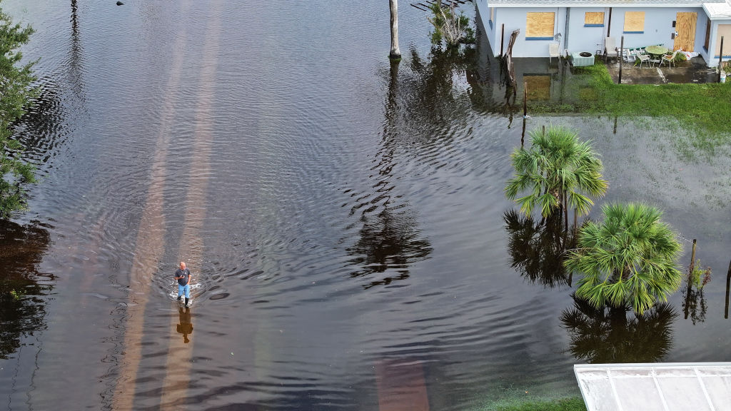 https://d.ibtimes.com/en/full/4553283/hurricane-milton-floodwaters.jpg