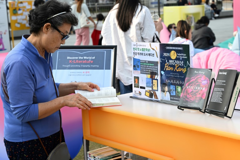 https://d.ibtimes.com/en/full/4553443/major-south-korean-bookstores-sold-out-author-han-kangs-books-friday-following-her-historic.jpg