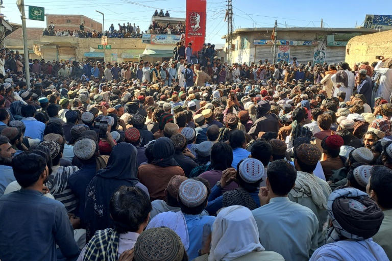 https://d.ibtimes.com/en/full/4553453/labourers-gather-protest-against-killings-coal-miners-overnight-attack-duki-district.jpg