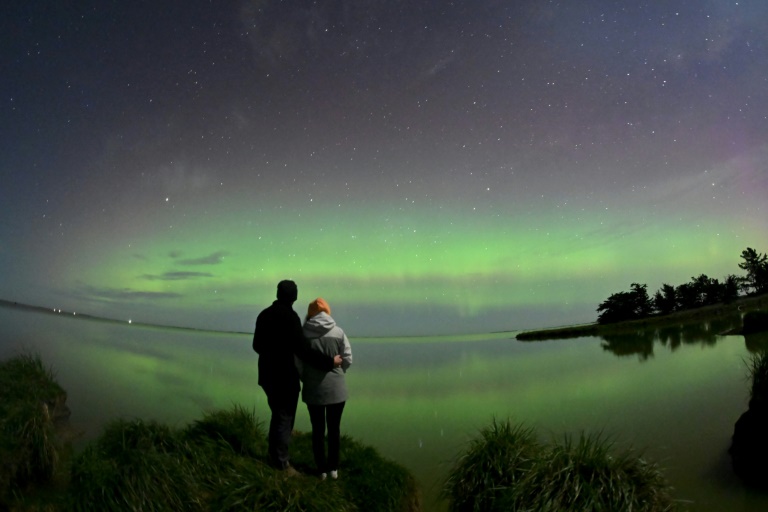 https://d.ibtimes.com/en/full/4553594/couple-looks-out-southern-lights-outskirts-christchurch-new-zealand.jpg