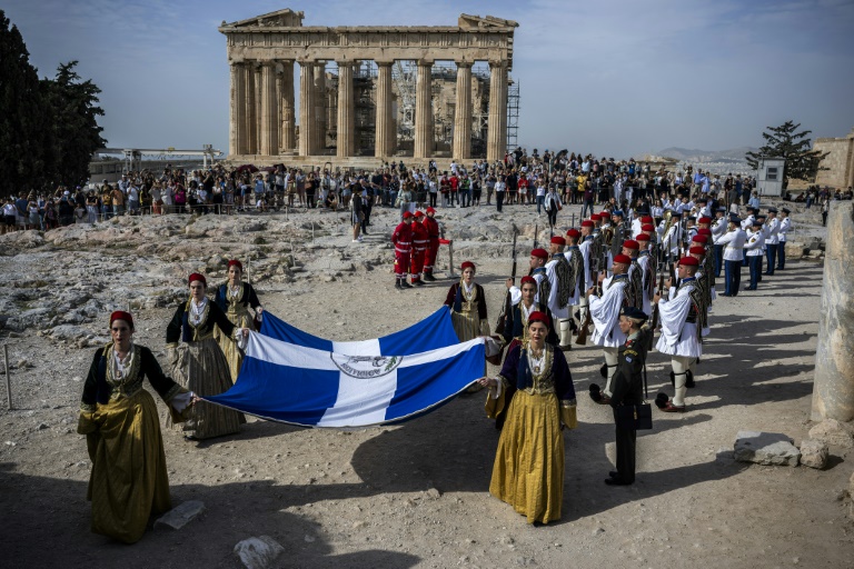 https://d.ibtimes.com/en/full/4553703/traditionally-attired-women-carry-greek-flag-acropolis-hill-during-liberation-commemoration.jpg