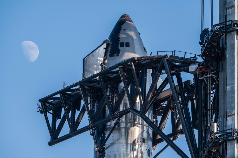 https://d.ibtimes.com/en/full/4553851/spacex-starship-sits-launch-pad-starbase-near-boca-chica-texas-ahead-starship-flight-5-test.jpg