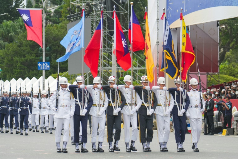 https://d.ibtimes.com/en/full/4553898/honour-guards-take-part-taiwans-national-day-celebrations-front-presidential-office-taipei.jpg