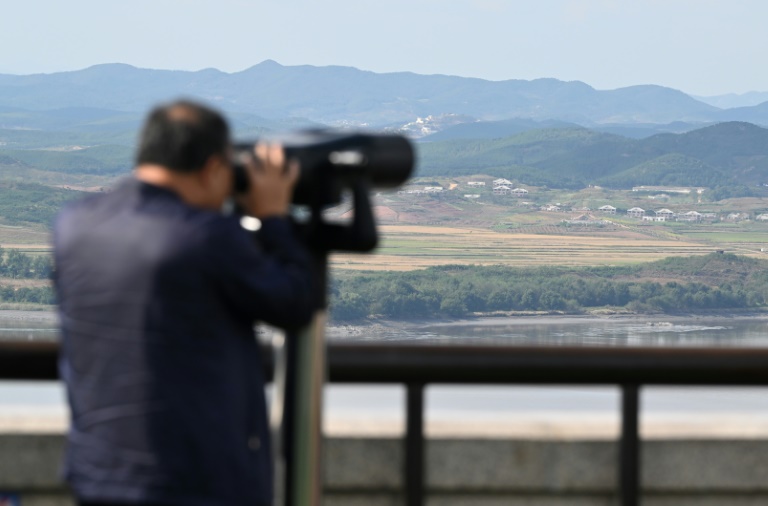 https://d.ibtimes.com/en/full/4553942/man-uses-binoculars-look-north-korean-side-demilitarised-zone-south-koreas-odusan.jpg