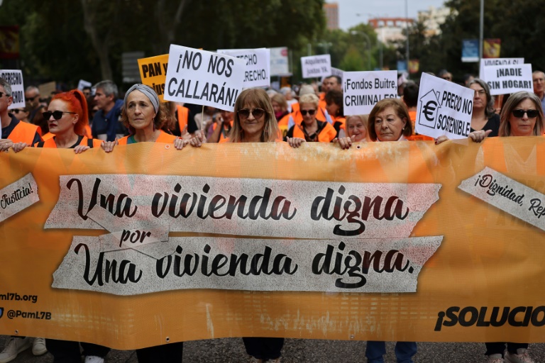 https://d.ibtimes.com/en/full/4554026/around-22000-protesters-thronged-central-madrid-sunday-vent-their-anger-housing-crisis.jpg