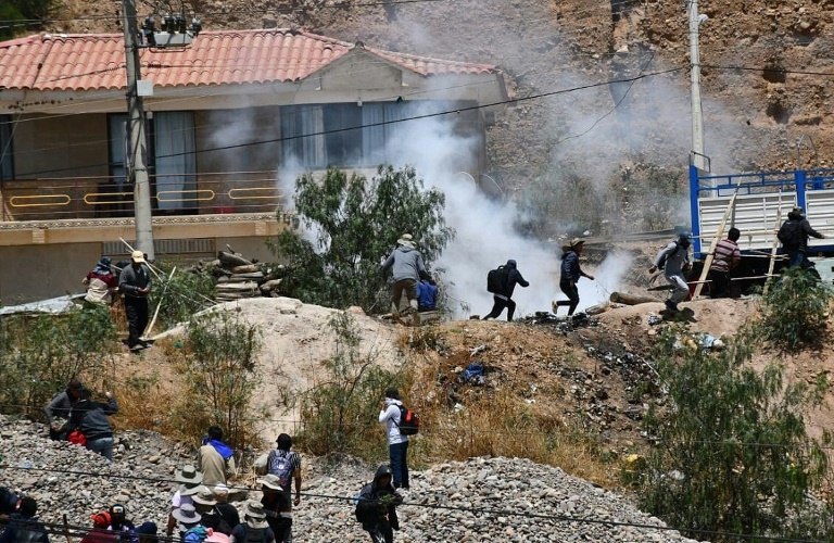 https://d.ibtimes.com/en/full/4554064/supporters-bolivias-former-president-evo-morales-clash-riot-police-during-road-blockade.jpg