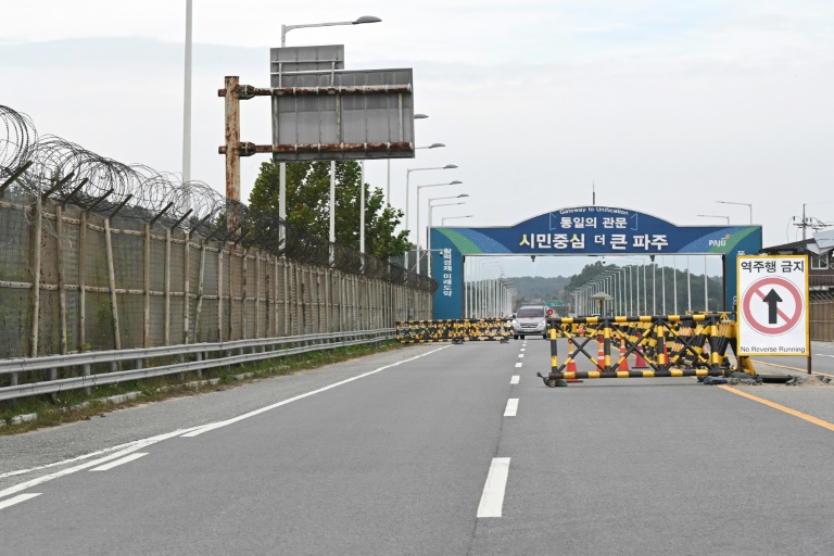 https://d.ibtimes.com/en/full/4554121/barricades-are-seen-military-checkpoint-tongil-bridge-road-leading-north-koreas-kaesong.jpg