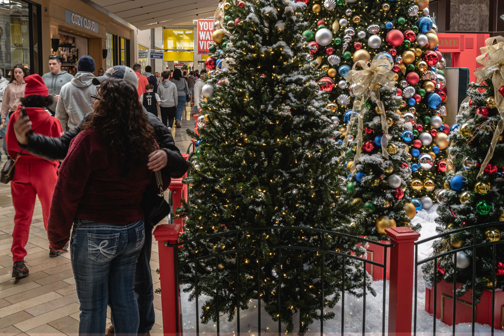 https://d.ibtimes.com/en/full/4554298/holiday-shoppers.jpg