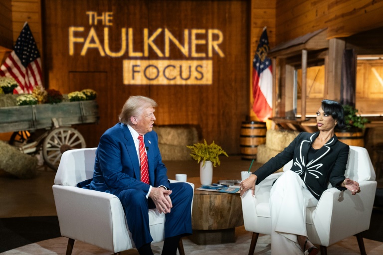 https://d.ibtimes.com/en/full/4554602/donald-trump-fox-news-broadcaster-harris-faulkner-townhall-event-cumming-georgia.jpg