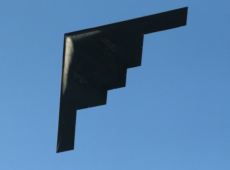 https://d.ibtimes.com/en/full/4554817/us-air-force-b-2-spirit-bomber-flies-over-pasadena-california-2016.jpg