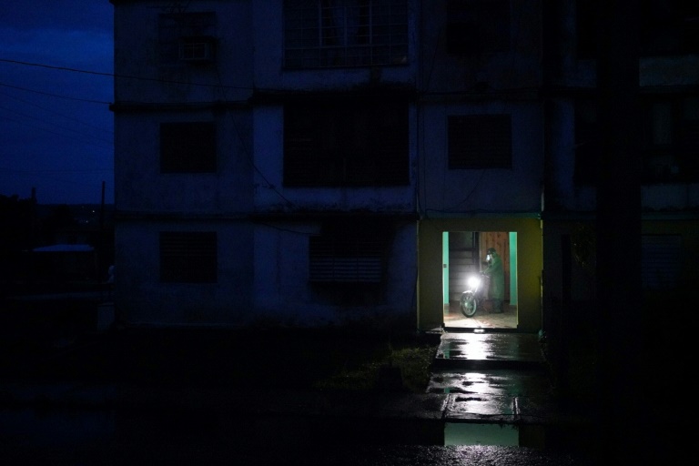 https://d.ibtimes.com/en/full/4555263/past-three-months-cubans-have-been-battling-chronic-blackouts-that-have-become-longer-more.jpg