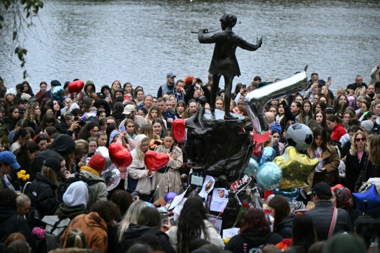 https://d.ibtimes.com/en/full/4555426/those-london-memorial-peter-pan-statue-hyde-park-were-encouraged-social-media-posts-bring.jpg